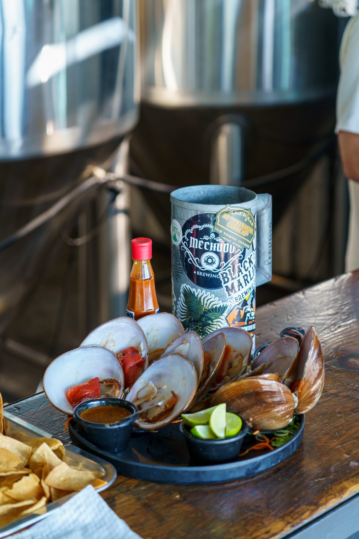 Almejas frescas acompañadas de cerveza artesanal local