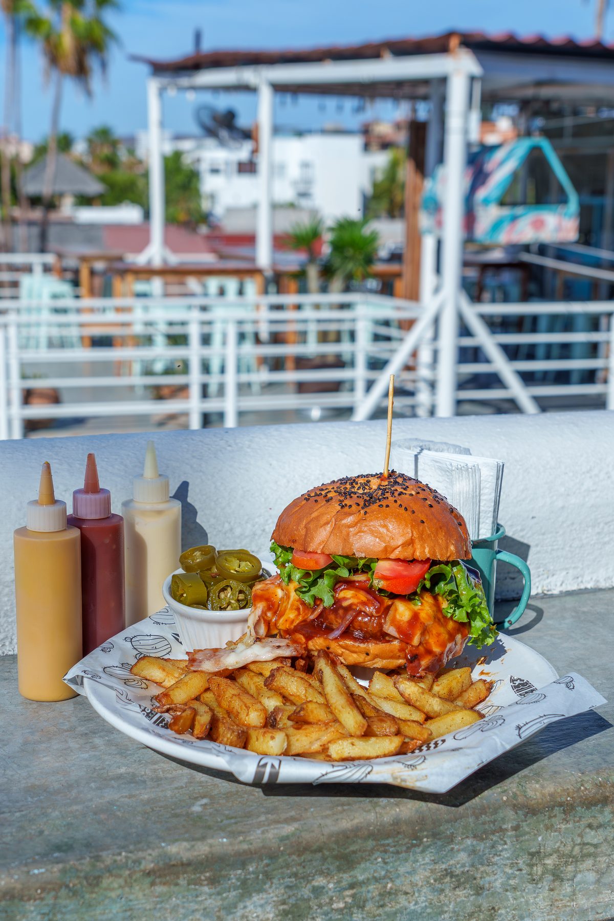 Hamburguesa con papas en la terraza rooftop