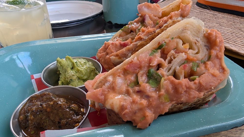 Burros estilo Harker con guacamole y salsa