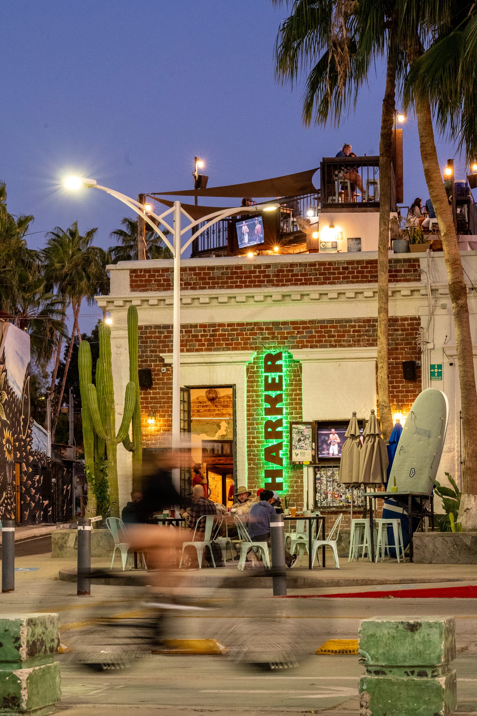 Fachada de Harker Board Co. de noche con su letrero neón