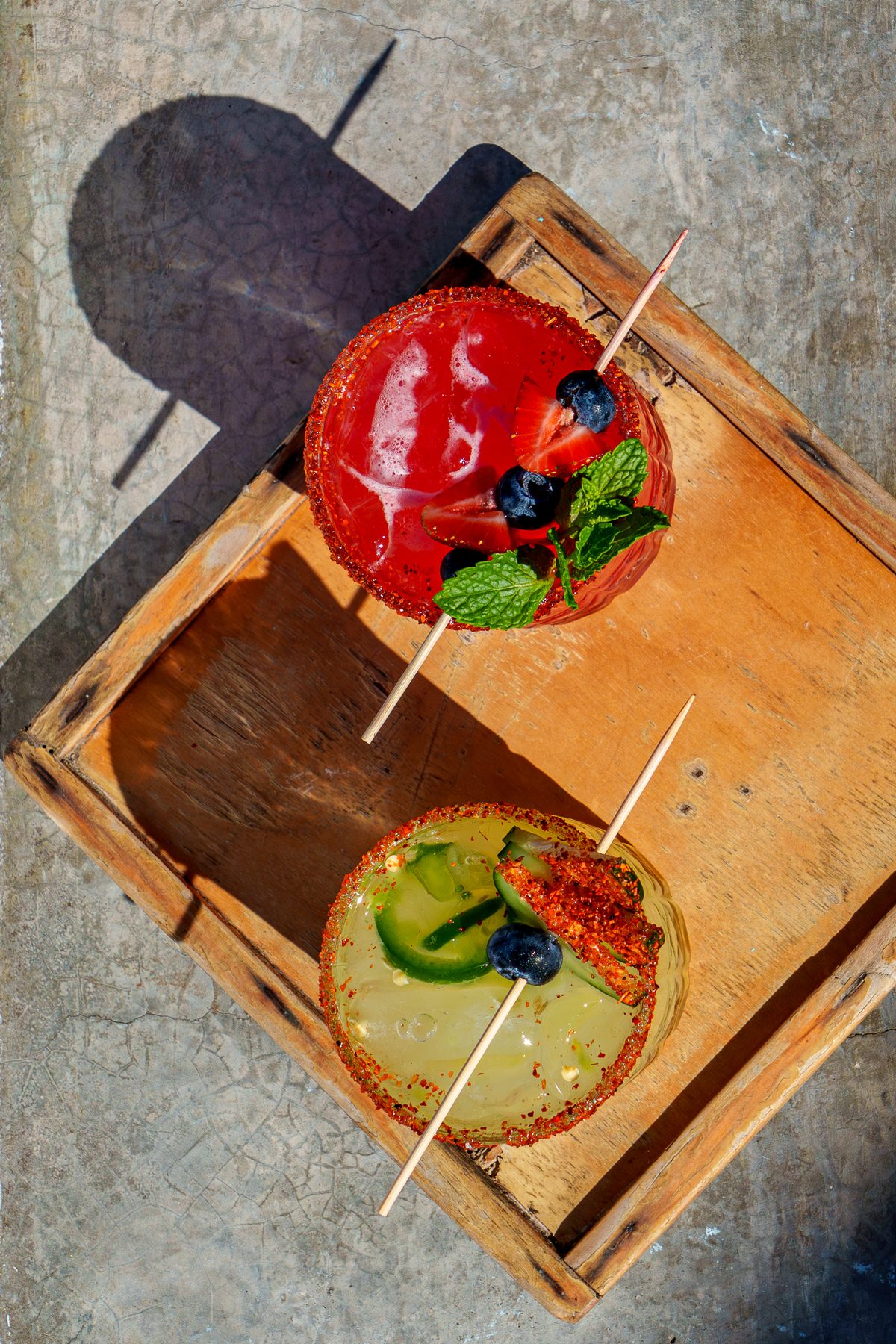 Margaritas de fresa y pepino con chile en la terraza
