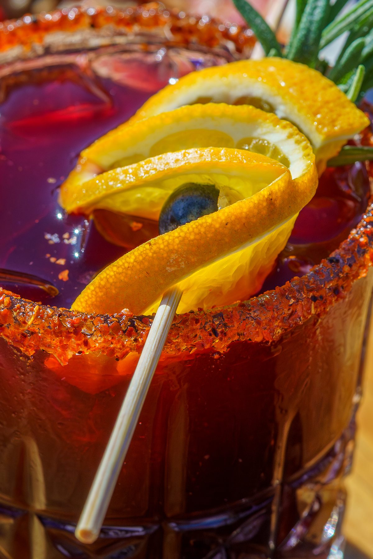 Michelada con escarcha de chile y naranja