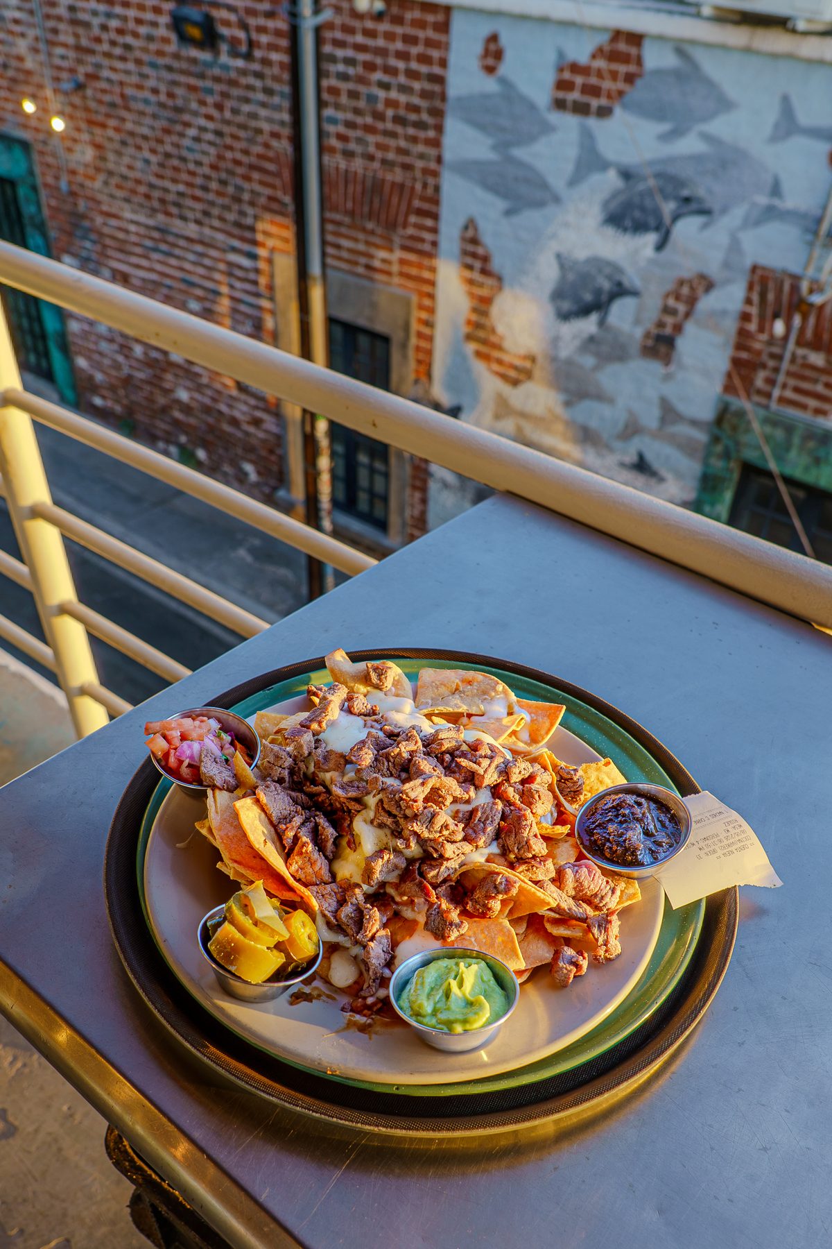 Nachos cargados en la terraza al atardecer