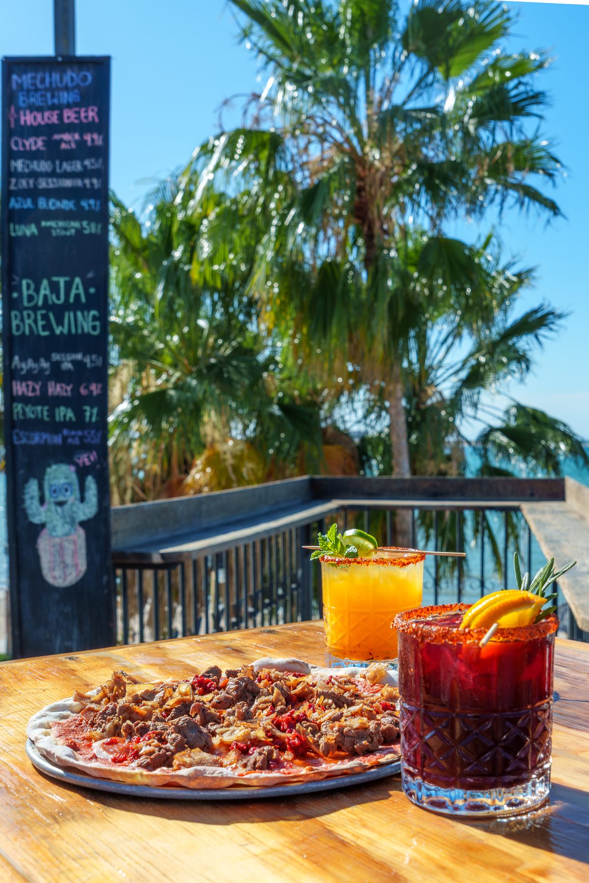 Pizza y cócteles en la terraza rooftop con vista a la Bahía de La Paz