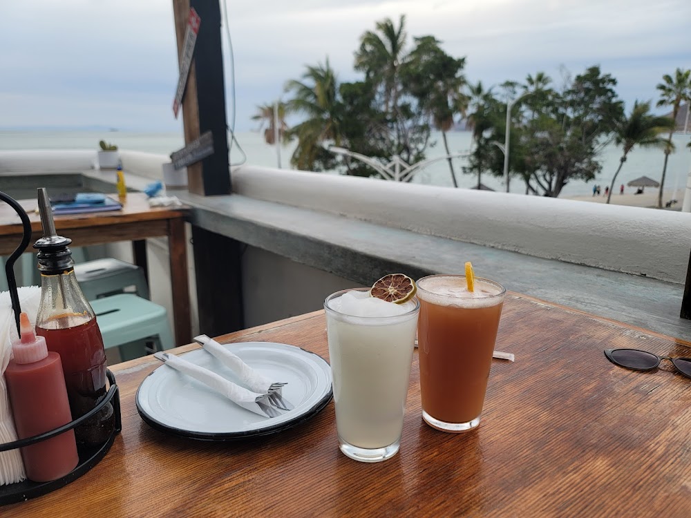Bebidas en la terraza rooftop con vista a la bahía